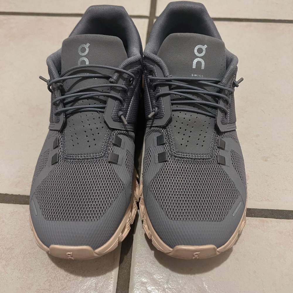 On Cloud 5 
Running women sneakers 7.5